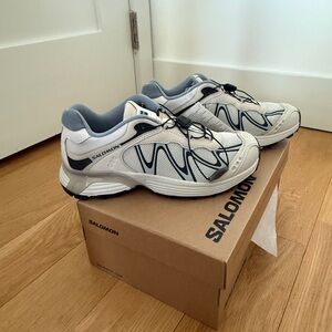 Salomon XT-Whisper in Lunar Rock / Silver Cloud Size 6M/7W